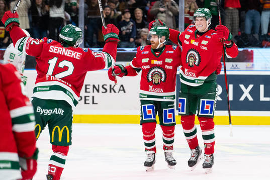 Frölundas Elmer Söderblom jublar ihop med Jens Olsson