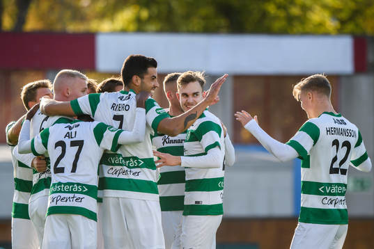 Västerås spelare jublar efter 0-1 av Västerås Simon Gefvert