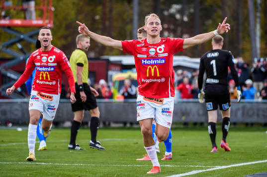 Degerfors Villiam Dahlström jublar efter 2-1