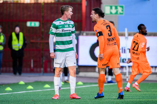 Västerås Emil Skogh och AFC Eskilstunas Abdelkarim Mammar
