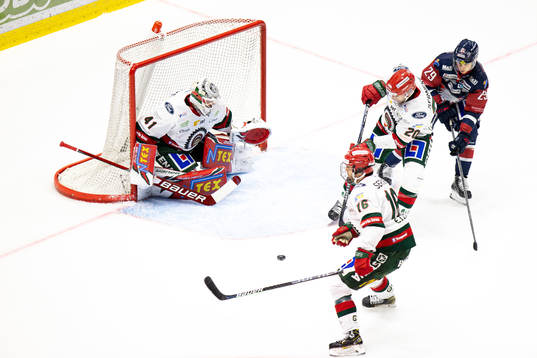 Linköpings Georg Weigelt oroar framför Frölundas