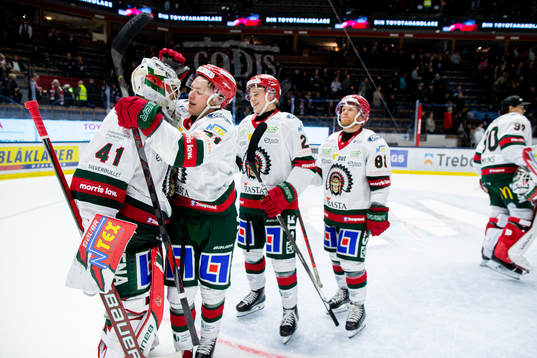 Frölundas målvakt Niklas Rubin och Karl Henriksson jublar