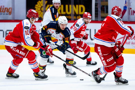 Timrås Robin Alvarez och Djurgårdens Sebastian Strandberg