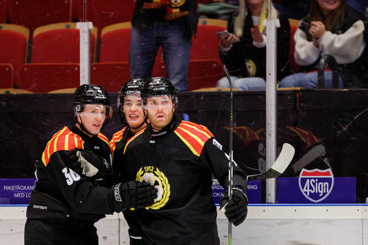 Brynäs Linus Ölund, Noel Gunler och Anton Mylläri jublar