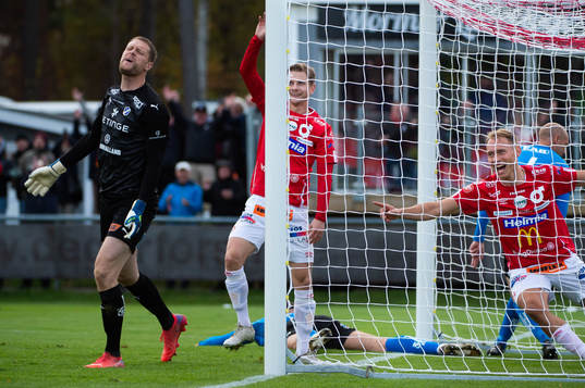  Halmstads målvakt Malkolm Nilsson Säfqvist och Degerfors Villiam Dahlström och Degerfors Johan Bertilsson jublar över mål