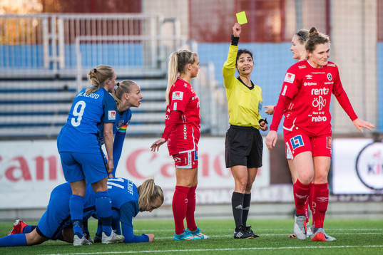 Örebros Jessie Scarpa tilldelas gult kort av domare Maral Mirzai Beni