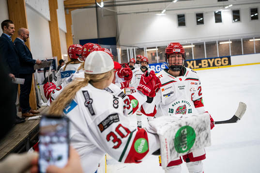 Modos Olivia Carlsson jublar