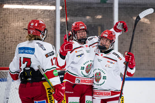 Modos Olivia Carlsson jublar