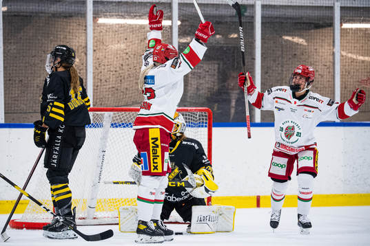 Modos Olivia Carlsson jublar