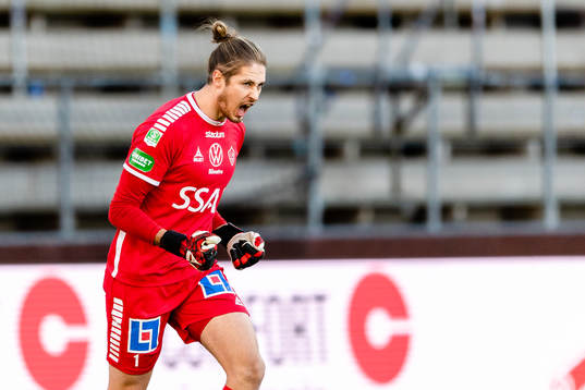 Brages målvakt Adrian Engdahl jublar