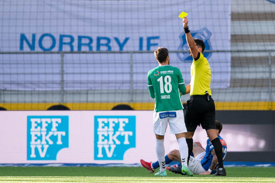 Brages Nicolas Gianini Dantas får gult kort