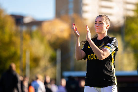 s Hallbera Gisladottir applåderar publiken efter fotbollsmatchen i Damallsvenskan mellan AIK och Häcken den 17 oktober 2021 i Stockholm. 
