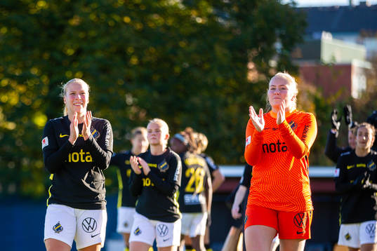 s Emma Santamäki och målvakt Milla-Maj Majasaari applåderar publiken efter fotbollsmatchen i Damallsvenskan mellan AIK och Häcken den 17 oktober 2021 i Stockholm. 