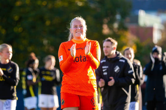 s målvakt Milla-Maj Majasaari applåderar publiken efter fotbollsmatchen i Damallsvenskan mellan AIK och Häcken den 17 oktober 2021 i Stockholm. 
