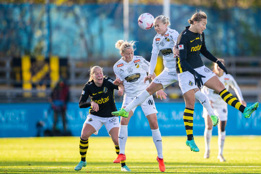s Emma Santamäki och Jenny Danielsson under fotbollsmatchen i Damallsvenskan mellan AIK och Häcken den 17 oktober 2021 i Stockholm. 
