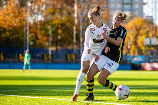 s Hannah Davison i en straffsituation under fotbollsmatchen i Damallsvenskan mellan AIK och Häcken den 17 oktober 2021 i Stockholm. 
