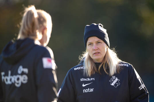 s tränare Maiju Ruotsalainen efter fotbollsmatchen i Damallsvenskan mellan AIK och Häcken den 17 oktober 2021 i Stockholm. 