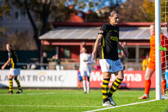s Linda Hallin lämnar planen efter skada under fotbollsmatchen i Damallsvenskan mellan AIK och Häcken den 17 oktober 2021 i Stockholm. 