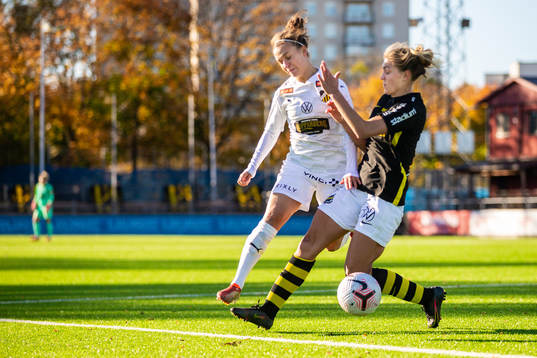 s Hannah Davison i en straffsituation under fotbollsmatchen i Damallsvenskan mellan AIK och Häcken den 17 oktober 2021 i Stockholm. 
