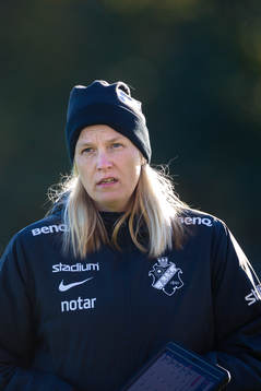 s tränare Maiju Ruotsalainen under fotbollsmatchen i Damallsvenskan mellan AIK och Häcken den 17 oktober 2021 i Stockholm. 