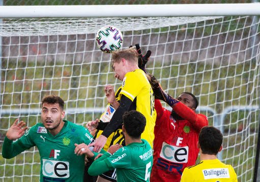 IFK Hässleholms Hugo Arvidsson nickar in 1-0 i matchen i