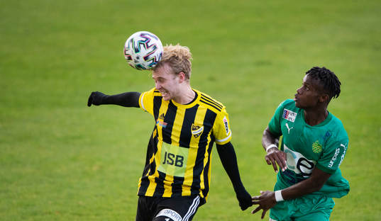 IFK Hässleholms Victor Holmberg nickar undan framför