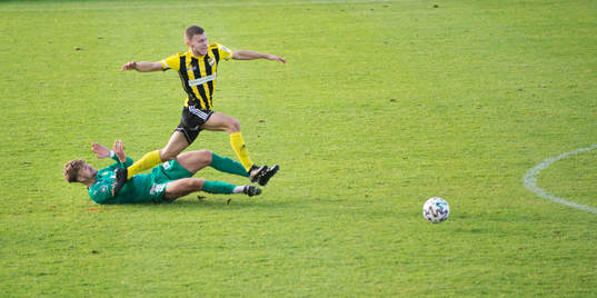 IFK Hässleholms Ivan Danielsson Andanovski  glider förbi