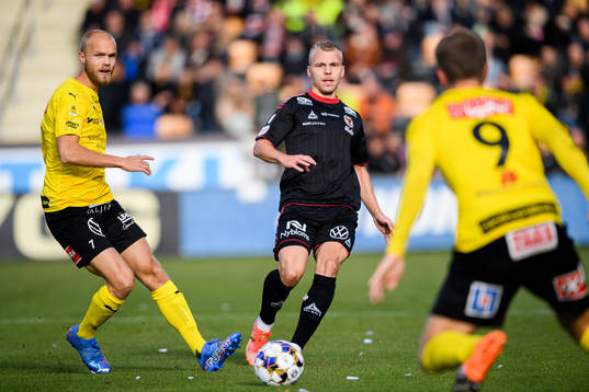 Kalmars Sebastian Ring i en kamp mot Mjällbys Viktor Gustafson och Joel Nilsson