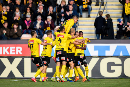 Mjällbys spelare jublar med Joel Nilsson efter 1-0