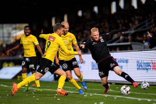 Kalmars Nils Fröling i en kamp mot Mjällbys Joel Nilsson