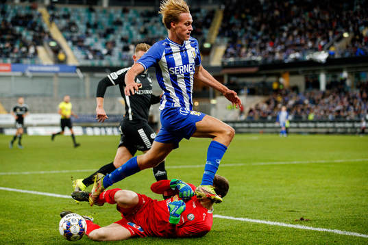 IFK Göteborgs Oscar Vilhelmsson och Örebros målvakt