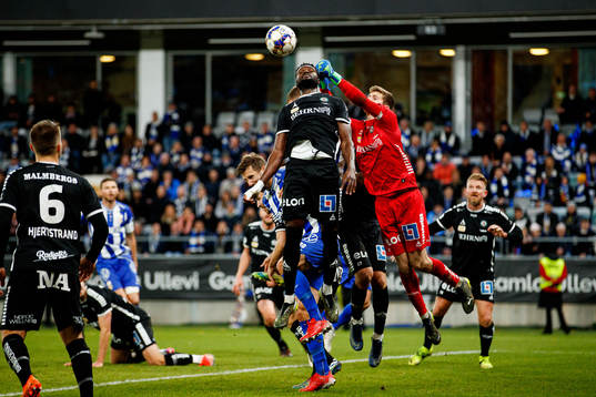 Örebros Nasiru Moro och målvakt Bobby Allain