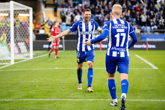 IFK Göteborgs Oscar Wendt jublar ihop med Marcus Berg efter 2-0