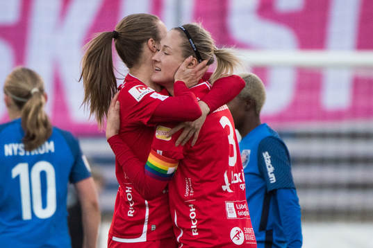 Örebros Heidi Kollanen och Sanna Kullberg jublar