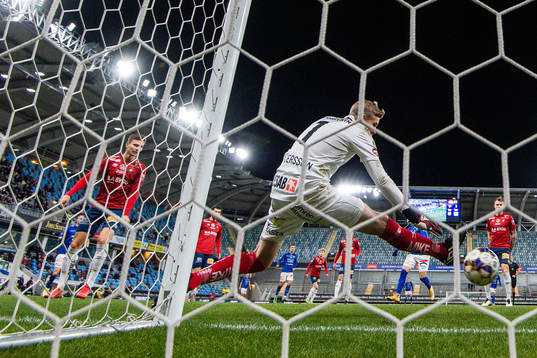 Örgrytes Arvid Brorsson och målvakt Fredrik Andersson ser