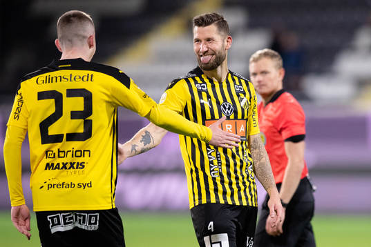 Häckens Joona Toivio jublar ihop med mötande Patrik