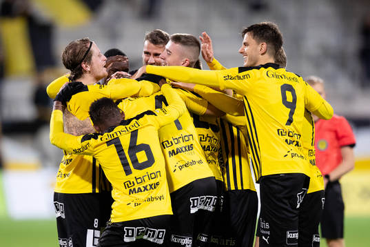 Häckens Joona Toivio jublar ihop med lagkamrater efter 4-0