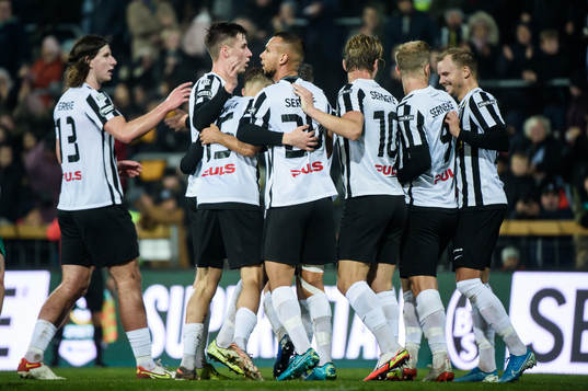 Landskronas Kevin Jensen jublar med lagkamrater efter 1-0