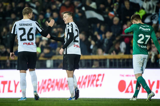 Landskronas Kevin Jensen (h) jublar med Jonathan Asp efter 1-0