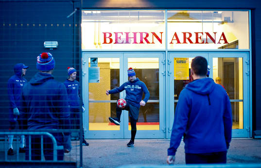 Oskarshamns spelarna värmer upp med fotboll