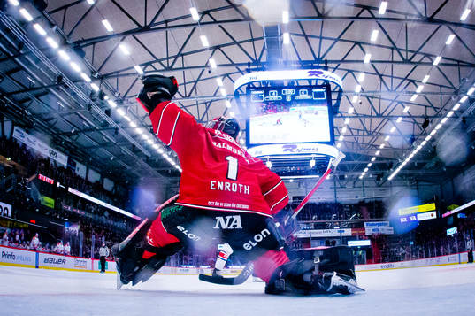 Örebros målvakt Jhonas Enroth räddar staff