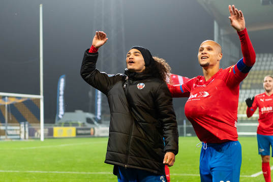 Helsingborgs Adam Kaied och Anthony van den Hurk jublar