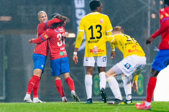 Helsingborgs Anthony van den Hurk och Adam Kaied jublar