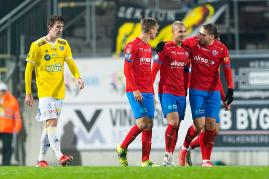 Falkenbergs Adam Eriksson och Helsingborgs Anthony van den Hurk, Charlie Weberg jublar