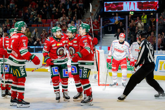 Frölundas Linus Nässén jublar med lagkamrater