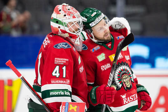 Frölundas målvakt Niklas Rubin jublar ihop med Jan Mursak