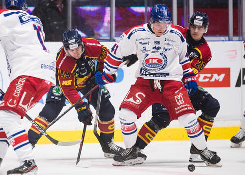 Oskarshamns Johan Johnsson i kamp om pucken med