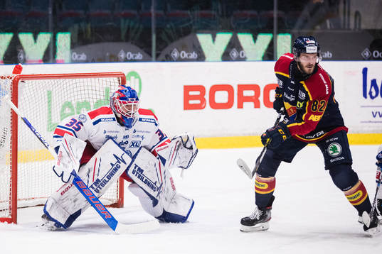 Oskarshamns målvakt Joe Cannata och Djurgårdens Paul Carey