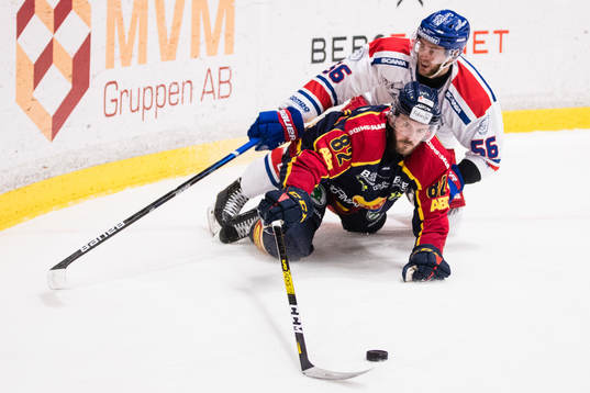 Oskarshamns Robin Norell och Djurgårdens Paul Carey