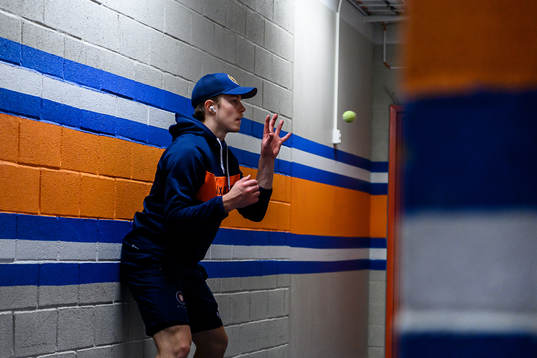 Växjös Juuso Vainio värmer upp före ishockeymatchen i